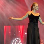Özge Borak Instagram - Salı akşamı Broadway in İstanbul Vol.2 gösterimiz vardı. Bu proje böyle, sadece tek gösteri. “Tekrarı yok mu?” diyenlere “Vol.3 olabilir” cevabını verebiliyoruz ancak. Seyircinin zevkle izlediği, bizim şevkle şarkı söyleyip, dans ettiğimiz bir gece oldu. Nurcan, Uğur, Serpil abla, Nur, Cihan, Canan ve partnerim Ayça başta olmak üzere emeği geçen herkesi tebrik ediyorum. Seyredememiş olanlara da Vol.3 öncesi bir fikir olsun diye benden iki video bırakıyorum. ❤️😘 #broadwayinistanbulvol2 📷 @verkan6520