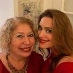 Özge Borak Instagram - Mutlaka bağırmak ve tuhaf sesler çıkarmak gerek ve hatta şarttır. 😅🎉❤️🤣🥂💋