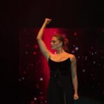 Özge Borak Instagram - Salı akşamı Broadway in İstanbul Vol.2 gösterimiz vardı. Bu proje böyle, sadece tek gösteri. “Tekrarı yok mu?” diyenlere “Vol.3 olabilir” cevabını verebiliyoruz ancak. Seyircinin zevkle izlediği, bizim şevkle şarkı söyleyip, dans ettiğimiz bir gece oldu. Nurcan, Uğur, Serpil abla, Nur, Cihan, Canan ve partnerim Ayça başta olmak üzere emeği geçen herkesi tebrik ediyorum. Seyredememiş olanlara da Vol.3 öncesi bir fikir olsun diye benden iki video bırakıyorum. ❤️😘 #broadwayinistanbulvol2 📷 @verkan6520