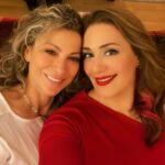 Özge Borak Instagram - Mutlaka bağırmak ve tuhaf sesler çıkarmak gerek ve hatta şarttır. 😅🎉❤️🤣🥂💋