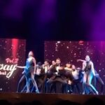 Özge Borak Instagram - Salı akşamı Broadway in İstanbul Vol.2 gösterimiz vardı. Bu proje böyle, sadece tek gösteri. “Tekrarı yok mu?” diyenlere “Vol.3 olabilir” cevabını verebiliyoruz ancak. Seyircinin zevkle izlediği, bizim şevkle şarkı söyleyip, dans ettiğimiz bir gece oldu. Nurcan, Uğur, Serpil abla, Nur, Cihan, Canan ve partnerim Ayça başta olmak üzere emeği geçen herkesi tebrik ediyorum. Seyredememiş olanlara da Vol.3 öncesi bir fikir olsun diye benden iki video bırakıyorum. ❤️😘 #broadwayinistanbulvol2 📷 @verkan6520