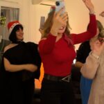 Özge Borak Instagram - Mutlaka bağırmak ve tuhaf sesler çıkarmak gerek ve hatta şarttır. 😅🎉❤️🤣🥂💋