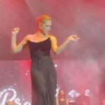 Özge Borak Instagram - Salı akşamı Broadway in İstanbul Vol.2 gösterimiz vardı. Bu proje böyle, sadece tek gösteri. “Tekrarı yok mu?” diyenlere “Vol.3 olabilir” cevabını verebiliyoruz ancak. Seyircinin zevkle izlediği, bizim şevkle şarkı söyleyip, dans ettiğimiz bir gece oldu. Nurcan, Uğur, Serpil abla, Nur, Cihan, Canan ve partnerim Ayça başta olmak üzere emeği geçen herkesi tebrik ediyorum. Seyredememiş olanlara da Vol.3 öncesi bir fikir olsun diye benden iki video bırakıyorum. ❤️😘 #broadwayinistanbulvol2 📷 @verkan6520