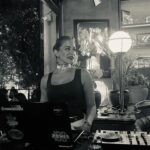 Özge Borak Instagram - Sevdim bu işi 🖤💻🎧🎚️🪩 #dj #celticirishpubistanbul