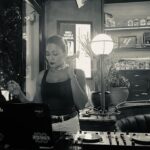 Özge Borak Instagram - Sevdim bu işi 🖤💻🎧🎚️🪩 #dj #celticirishpubistanbul