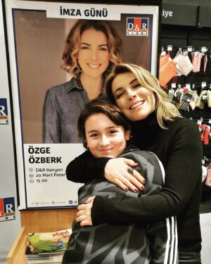 Özge Özberk Instagram - Sayende Oğluş 🙏🏼
Gece olup da uyku saati yaklaşınca heyecanlanmaya başlardım. Acaba o da benim ona okuduğum çocuk kitaplarından, en az benim kadar zevk alıyor mu diye. Ne zaman ki hikayelerimiz çıkmaza girdi, biz yaratmaya başladık.  Senin renkli dünyana girebilmek ve senin gözünden  bu güzellikleri görebilmekti tüm amacım. Uydurulan tüm hikayeler senin hayal gücüne yakından eşlik edebilmek içindi.  Sorduğun tüm sorulara o zaman cevap veremesem de şimdi verilecek minik bir cevabım var sana oğlum. Senin sonsuz güzellikteki hayal gücünü şimdi benim gözümden sana armağan ediyorum tüm çocuklara ulaşsın diye. Seni çok seviyorum ♥️
#Leo 🤍

#mavikuş
#kurabiyeormanı
#yapabilirsindostum
#inkılapkitabevi 🌸