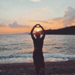 Özge Özberk Instagram - Aynı yöne baktığın kadar varsın 🦋🦋#threespirits #bonjukbay #sunset #sistahood 🌺