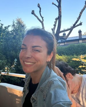 Özge Özberk Instagram - Boyumu geçti ya, artık ne foto çektiriyo ne de gösteriyo  kendini. Ne bu havalar anlamadım 🥰 Ahh bi 2 metre olaydım daha çok koyardım fotonu ama işte.. #Leo 🧿 #Love ❤️ #Almostergen 🥰 #HelloJune 🌺