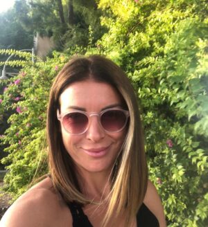 Özge Özberk Instagram - Artık bahar di mi? 
Tamam yani?
☀️ 🌧 #huni👻
#TheysayitsSpring 🌸
