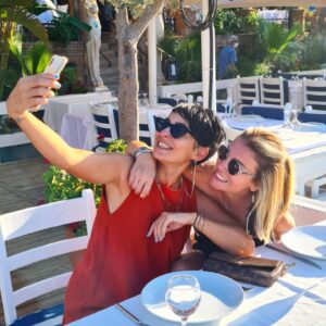 Özge Özberk Instagram - #kızkardeşlik💙 #sisterhood 🦋 #selimiye #marmaris 💦💦💦