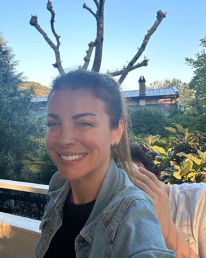 Özge Özberk Instagram - Boyumu geçti ya, artık ne foto çektiriyo ne de gösteriyo  kendini. Ne bu havalar anlamadım 🥰 Ahh bi 2 metre olaydım daha çok koyardım fotonu ama işte.. #Leo 🧿 #Love ❤️ #Almostergen 🥰 #HelloJune 🌺