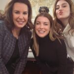 Özge Özberk Instagram - Geldik bir maceranın daha sonuna.. 🥺 Güzeldik, iyiydik de işte.. bazen öyle.. Emeği geçen herkese sonsuz ❤️❤️❤️ @pastelfilmtv @efeirvul ❤️ başta olmak üzere @perihansavass ❤️ @hazalsubasii ❤️ @bademcisalih ❤️ @cicekdilligil ❤️ @mselifdogan ❤️ @merveengin ❤️ yaşasın kızlar iyikimmmsiniiiz 😂❤️❤️ Salih arada kaynadın ama olsun 😘😘 @kursatdem1r @teoman.kumbaracibasi seni de unutmadık son düzlükte 🥂🥂 #DilekTaşı bu akşam #Final @kanald ❤️