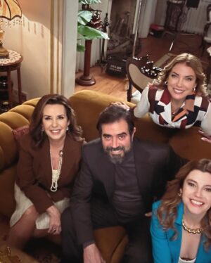 Özge Özberk Instagram - Geldik bir maceranın daha sonuna.. 🥺
Güzeldik, iyiydik de işte.. bazen öyle.. Emeği geçen herkese sonsuz ❤️❤️❤️ @pastelfilmtv @efeirvul ❤️ başta olmak üzere @perihansavass ❤️ @hazalsubasii ❤️ @bademcisalih ❤️ @cicekdilligil ❤️ @mselifdogan ❤️ @merveengin ❤️ yaşasın kızlar iyikimmmsiniiiz 😂❤️❤️
Salih arada kaynadın ama olsun 😘😘 @kursatdem1r @teoman.kumbaracibasi seni de unutmadık son düzlükte 🥂🥂 

#DilekTaşı bu akşam #Final @kanald ❤️