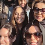 Özge Özberk Instagram - Geldik bir maceranın daha sonuna.. 🥺 Güzeldik, iyiydik de işte.. bazen öyle.. Emeği geçen herkese sonsuz ❤️❤️❤️ @pastelfilmtv @efeirvul ❤️ başta olmak üzere @perihansavass ❤️ @hazalsubasii ❤️ @bademcisalih ❤️ @cicekdilligil ❤️ @mselifdogan ❤️ @merveengin ❤️ yaşasın kızlar iyikimmmsiniiiz 😂❤️❤️ Salih arada kaynadın ama olsun 😘😘 @kursatdem1r @teoman.kumbaracibasi seni de unutmadık son düzlükte 🥂🥂 #DilekTaşı bu akşam #Final @kanald ❤️