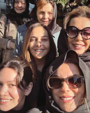 Özge Özberk Instagram - Geldik bir maceranın daha sonuna.. 🥺
Güzeldik, iyiydik de işte.. bazen öyle.. Emeği geçen herkese sonsuz ❤️❤️❤️ @pastelfilmtv @efeirvul ❤️ başta olmak üzere @perihansavass ❤️ @hazalsubasii ❤️ @bademcisalih ❤️ @cicekdilligil ❤️ @mselifdogan ❤️ @merveengin ❤️ yaşasın kızlar iyikimmmsiniiiz 😂❤️❤️
Salih arada kaynadın ama olsun 😘😘 @kursatdem1r @teoman.kumbaracibasi seni de unutmadık son düzlükte 🥂🥂 

#DilekTaşı bu akşam #Final @kanald ❤️