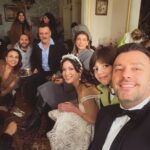 Özge Özberk Instagram - Geldik bir maceranın daha sonuna.. 🥺 Güzeldik, iyiydik de işte.. bazen öyle.. Emeği geçen herkese sonsuz ❤️❤️❤️ @pastelfilmtv @efeirvul ❤️ başta olmak üzere @perihansavass ❤️ @hazalsubasii ❤️ @bademcisalih ❤️ @cicekdilligil ❤️ @mselifdogan ❤️ @merveengin ❤️ yaşasın kızlar iyikimmmsiniiiz 😂❤️❤️ Salih arada kaynadın ama olsun 😘😘 @kursatdem1r @teoman.kumbaracibasi seni de unutmadık son düzlükte 🥂🥂 #DilekTaşı bu akşam #Final @kanald ❤️