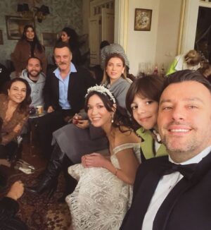 Özge Özberk Instagram - Geldik bir maceranın daha sonuna.. 🥺
Güzeldik, iyiydik de işte.. bazen öyle.. Emeği geçen herkese sonsuz ❤️❤️❤️ @pastelfilmtv @efeirvul ❤️ başta olmak üzere @perihansavass ❤️ @hazalsubasii ❤️ @bademcisalih ❤️ @cicekdilligil ❤️ @mselifdogan ❤️ @merveengin ❤️ yaşasın kızlar iyikimmmsiniiiz 😂❤️❤️
Salih arada kaynadın ama olsun 😘😘 @kursatdem1r @teoman.kumbaracibasi seni de unutmadık son düzlükte 🥂🥂 

#DilekTaşı bu akşam #Final @kanald ❤️