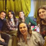 Özge Özberk Instagram - Geldik bir maceranın daha sonuna.. 🥺 Güzeldik, iyiydik de işte.. bazen öyle.. Emeği geçen herkese sonsuz ❤️❤️❤️ @pastelfilmtv @efeirvul ❤️ başta olmak üzere @perihansavass ❤️ @hazalsubasii ❤️ @bademcisalih ❤️ @cicekdilligil ❤️ @mselifdogan ❤️ @merveengin ❤️ yaşasın kızlar iyikimmmsiniiiz 😂❤️❤️ Salih arada kaynadın ama olsun 😘😘 @kursatdem1r @teoman.kumbaracibasi seni de unutmadık son düzlükte 🥂🥂 #DilekTaşı bu akşam #Final @kanald ❤️