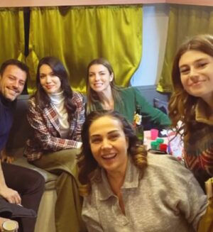 Özge Özberk Instagram - Geldik bir maceranın daha sonuna.. 🥺
Güzeldik, iyiydik de işte.. bazen öyle.. Emeği geçen herkese sonsuz ❤️❤️❤️ @pastelfilmtv @efeirvul ❤️ başta olmak üzere @perihansavass ❤️ @hazalsubasii ❤️ @bademcisalih ❤️ @cicekdilligil ❤️ @mselifdogan ❤️ @merveengin ❤️ yaşasın kızlar iyikimmmsiniiiz 😂❤️❤️
Salih arada kaynadın ama olsun 😘😘 @kursatdem1r @teoman.kumbaracibasi seni de unutmadık son düzlükte 🥂🥂 

#DilekTaşı bu akşam #Final @kanald ❤️