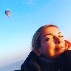 Özge Özberk Instagram - Çünkü Aralık’ta aşk başkadır.. 🪅
#Leo🤍 #Love🤍 #December 🤩
#Kapadokya 🍀  #Capadocia 🌟
#bucketlist ☑️