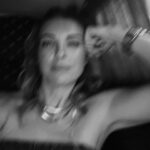 Özge Özberk Instagram - Gün biter iş biter 💫 #DoNotDisturb🥰 #Ayzek ❤️🥂 @netflixturkiye 🌟 @evrenyesill ❤️ @batuhanzumrut ❤️