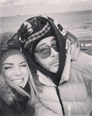 Özge Özberk Instagram - Süprissss… Heeer şey istediğin gibi olsun canım Aricimm.. @aribarutoglu ❤️
🎥 @oyaaoz ❤️🥂
@evrenyesill speşıl efekt 🤩