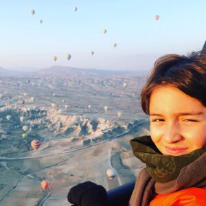 Özge Özberk Instagram - Çünkü Aralık’ta aşk başkadır.. 🪅
#Leo🤍 #Love🤍 #December 🤩
#Kapadokya 🍀  #Capadocia 🌟
#bucketlist ☑️
