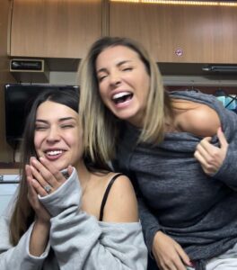 Özge Özberk Instagram - #KaravanDelirmeceleri 😍 @ghbgdizi 🤩 @devrimozkan #çoklavyuuu 😇