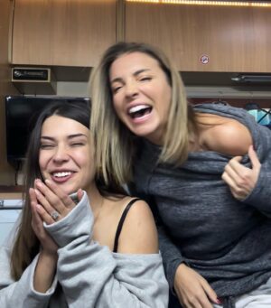 Özge Özberk Instagram - #KaravanDelirmeceleri 😍
@ghbgdizi 🤩 @devrimozkan #çoklavyuuu 😇