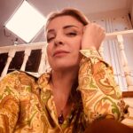 Özge Özberk Instagram - Dünya hassas kalpler için cehennem filan değildir. Sen sadece çıkış yolu bulamamış, aynı yerde debelenmiş, farklı yöne bakmayı akıl edememişsindir #Rüçhan vs #Goethe 🥂