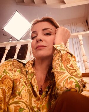 Özge Özberk Instagram - Dünya hassas kalpler için cehennem filan değildir. Sen sadece çıkış yolu bulamamış, aynı yerde debelenmiş, farklı  yöne bakmayı akıl edememişsindir  #Rüçhan vs #Goethe 🥂