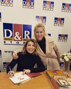 Özge Özberk Instagram - Sayende Oğluş 🙏🏼 Gece olup da uyku saati yaklaşınca heyecanlanmaya başlardım. Acaba o da benim ona okuduğum çocuk kitaplarından, en az benim kadar zevk alıyor mu diye. Ne zaman ki hikayelerimiz çıkmaza girdi, biz yaratmaya başladık. Senin renkli dünyana girebilmek ve senin gözünden bu güzellikleri görebilmekti tüm amacım. Uydurulan tüm hikayeler senin hayal gücüne yakından eşlik edebilmek içindi. Sorduğun tüm sorulara o zaman cevap veremesem de şimdi verilecek minik bir cevabım var sana oğlum. Senin sonsuz güzellikteki hayal gücünü şimdi benim gözümden sana armağan ediyorum tüm çocuklara ulaşsın diye. Seni çok seviyorum ♥️ #Leo 🤍 #mavikuş #kurabiyeormanı #yapabilirsindostum #inkılapkitabevi 🌸