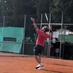 Özge Özberk Instagram - Türkiye Masters Takımlar Şampiyonası 🎾 Kıran kırana mücadeleler, üzülenler sevinenler, önümüzdeki maçlara bakalım diyenler.. Hep bi centilmenlik hep bi kibarlık var bu sporda 🎾 En çok da kendilerine kızıp söyleniyolar. Hele ki takım olarak yarıştıklarında birbirlerine verdikleri destek inanılmaz motive edici. Her ne kadar sporun zararlı olduğunu savunsam da bir hafta sonu sadece maç izleyerek geçirdim.. Evet takım ruhu diye bişey evet var ve bu kısmını izlemek özellikle inanılmaz keyifli.. Tebrikler kazanan tüm sporculara ve kendine kızıp centilmenliği asla bırakmayanlara.. İşte bu sensin canım sevgilicim @can_gokhan 🎾🧿🧡 Bu arada kadim dostum @canselelcin de müthiş bir mücadele verdi.. onu da tebrik ediyorum.. Seneye hazırlanıp dahil olsam mı acaba diye beni gazladı ama yemezler.. 👻 Sonuç @alacatiteniskulubu 3. Olarak evlerine kupalarını götürdüler. 🥉 size de dostluğunuza da kocaman alkış 👏🏼👏🏼🎾🎾 Seneye kısmet.. dur ben bi hocamı arayayım da müsaitse iki top vuralım, belli mi olur 🫣 @_sukruerdmbdk_ dmi hocaammm 😂😂