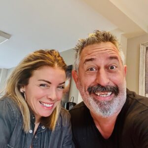 Özge Özberk Instagram - Tam da öyle demek ki :) @cmylmz 🤩 💫
#OkumaProvası 🐣
#Ayzek♥️
Ayzek ile Bir Gece/DO NOT DISTURB @netflixturkiye 🚀