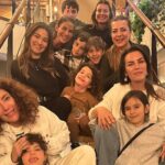 Özge Özberk Instagram - Şahane bir çocuk oyunu size!! Mutluluk denince akla gelen Eti’nin,ben de mutlu bir haberini paylaşmak istiyorum bugün.😍24 yıldır çocuklara ücretsiz tiyatro imkânı sunan Eti Çocuk Tiyatrosu’nun yeni özgün oyunu “Bir Bilmecem Var Çocuklar”ın ilk gösterimini izlemek için, şahane bir kadro ile Eskişehir’deydik.. ”Bir Bilmecem Var Çocuklar”, günümüzde çocuklar arasında sıkça rastlanan akran zorbalığına,pozitif olmanın önemine ve internetin doğru kullanımına dair çok güzel mesajlar veriyor.Dostluk, hayvan sevgisi, kendine güvenme, barış, empati ve içindeki gücü keşfetme gibi birçok mesajında çocuklara bir tiyatro oyunuyla verilmesi çok kıymetli. “Bir Bilmecem Var Çocuklar”,Türkiye’nin dört bir yanında ücretsiz olarak seyircisiyle buluşacakmış.Siz de çocuklarınızla birlikte güzel bir aktivite yapmak istiyorsanız,şehrinizde ne zaman olduğunu öğrenmek için etietieti.com adresine ve Eti Çocuk Tiyatrosu’nun sosyal medya hesaplarına bakabilirsiniz!Yaşasın tiyatro,Yaşasın Eti! #EtiÇocukTiyatrosu #BirBilmecemVarÇocuklar @eticocuktiyatrosu @mutlulukdeninceakla #reklam
