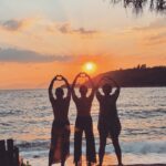 Özge Özberk Instagram - Aynı yöne baktığın kadar varsın 🦋🦋#threespirits #bonjukbay #sunset #sistahood 🌺