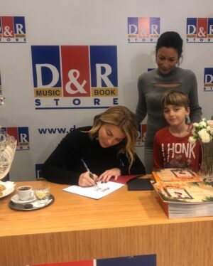 Özge Özberk Instagram - Sayende Oğluş 🙏🏼
Gece olup da uyku saati yaklaşınca heyecanlanmaya başlardım. Acaba o da benim ona okuduğum çocuk kitaplarından, en az benim kadar zevk alıyor mu diye. Ne zaman ki hikayelerimiz çıkmaza girdi, biz yaratmaya başladık.  Senin renkli dünyana girebilmek ve senin gözünden  bu güzellikleri görebilmekti tüm amacım. Uydurulan tüm hikayeler senin hayal gücüne yakından eşlik edebilmek içindi.  Sorduğun tüm sorulara o zaman cevap veremesem de şimdi verilecek minik bir cevabım var sana oğlum. Senin sonsuz güzellikteki hayal gücünü şimdi benim gözümden sana armağan ediyorum tüm çocuklara ulaşsın diye. Seni çok seviyorum ♥️
#Leo 🤍

#mavikuş
#kurabiyeormanı
#yapabilirsindostum
#inkılapkitabevi 🌸