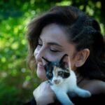 Özlem Tokaslan Instagram - Sizin her sözünüze kanmamak lazım Sizi özlememek lazım.. Gramafonda o içli şarkıyı dinlememek lazım.. Dostlarla dem alırken sizi anıp ağlamamak lazım.. yazdığınız şiire kanıp aldanmamak lazım.. fısıldadığınız “aşk” ın oyununa gelmemek lazım... sizi çok sevmemek lazım Sizi hiç özlememek lazım.. Çapkın ve hovardasınız, Size yemek yapmamak lazım.. Saçımızı süpürge etmemek lazım.. Bencil ve zalimsiniz Siz olmamak lazım.. Bize ekmek,su ve vicdan lazım.. Bize başımızı göğsüne huzurla yaslayacağımız memleket lazım.. 2019/İzmir