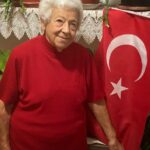Özlem Tokaslan Instagram - Annem her bayramı aynı heyecanla,iliklerine kadar yaşayarak, coşarak kutladı.100.Yıl fotoğrafı çektirmek istedi uğruna canı feda al kırmızı bayrağıyla.Ayakta..Cumhuriyeti ve Atatürk’ü anlamış, dimdik ayakta saygıyla selamlayan KOSKOCA bir CUMHURİYET KUŞAĞININ EVLATLARIYIZ BİZ! “Cumhuriyet’in 100.Yılı kutlu olsun, Yaşasın Cumhuriyet!”