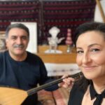 Özlem Tokaslan Instagram - Kıymetli üstad Erdal Erzincan ile stüdyo günlerinden bir an... Çok kıymetli bir an... Memleketim İzmir'in eşsiz türkülerinden ''Şu İzmir'den Çekirdeksiz Nar Gelir'i'' kıymetli üstadımızla birlikte dinleyiciye ulaştırmanın onurunu yaşadım. Yoksa siz hala dinlemediniz mi? “Şu İzmir'den Çekirdeksiz Nar Gelir” tüm dijital müzik platformlarında ve Özlem Tokaslan YouTube kanalımda yayında! Yöre: İzmir Derleyen: Muzaffer Sarısözen Müzik Direktörü: Erdal Erzincan @erdalerzincan Kayıt Stüdyosu: Temkeş Müzik @temkesmuzik Mix-Mastering: Ertan Keser Vokal: Özlem Tokaslan Video Klip Senaryo: Özlem Tokaslan Video Klip Animasyon: Sena Şat @sena.sat
