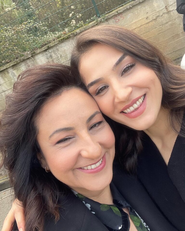 Özlem Tokaslan Instagram - Yeni bir hikayenin parçası, bu güzel hanımefendinin de teyzesi olarak “merhaba”ve duyduk duymadık demeyin diyorum efendim. Her perşembe @atvturkiye ekranlarında @aldatmakdizi ‘de buluşmak üzere. @asenagirisken ile ilk sete çıkış anımızı ölümsüzleştirdik♥️🌹Hayırlı, uğurlu olsun🍀 @timsandb #aldatmakdizi #atv