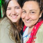 Özlem Tokaslan Instagram - Kavuşmaların en güzeli… Tesadüflerin en tatlısı… Güzel Köylü Dudu’nun güzel kızı Hilal... Birlikte oynamaya bayılırdık. Duru oyunculuğuyla küçücük yaşta fark yaratan güzel kızım♥️ Nasıl özlemişim. Sinem’im… Nasıl da benziyoz gı. Bak gare😊 A bu çocuuuma♥️ Büyümüş, yetişkin, güçlü bir kadın olmuş. Canımın içi… Güzel Köylü hayranlarına da bizden selam olsun.