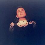 Özlem Tokaslan Instagram - Madam: ”-Julia..Böyle bir zamanda, bu kadar iyi ve dürüst olmak gerçekten mümkün müdür?” Julia:”-Evet madam,mümkündür.” Neil Simon’ın Sevgili Doktor adlı oyunu, yıl 1997, Van Devlet Tiyatrosu. Bu sahnede partnerim @leylakaderilhan Ve son repliğin fotoğraf anı. Yönetmen @gokhansoylu.com.tr Dünya Tiyatro Günümüz kutlu olsun. Tüm sahne emekçilerine selam olsun! Bu çağda büyük bir direnişle çok zor bir işin altından kalkan gerçek sanat emekçilerini sevgiyle kucaklıyorum♥️🌹