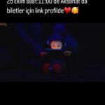 Özlem Tokaslan Instagram - “AT” Yıllardır kurduğum hayal gerçekleşiyor.Hayalime ortak olan herkese teşekkür ve minnetle beğenilerinize sunuyoruz. Tiyatromuzun adını koyan @zerrin.sumer_ Ustam..Öyle güzel bir adımız var ki, sonsuzlukta çınlasın🙏🏻♥️Sevgili yoldaşım,şahane dramaturgumuz @dtekinta düşmeme hiç izin vermedi, yanımda, arkamda ve doğru iş üretmek için kimi zaman da karşımda iyi ki sen vardın.Birlikte kurduk tiyatromuzu varol. Kukla ve sahne tasarımını gerçekleştiren @candansedabalaban yeteneği, yüreği ve ustalığıyla oyunumuza kattığın değer, bize kazandırdığın deneyimler çok büyük ustam! Kukla teknik yönetmenimiz @emresaka83 Tecrübelerini paylaşma biçiminle, dostluğunla, oyuna kattıklarınla unutulmaz günler yaşattın güzel dost! Işık tasarımcımız @alev_topal Kendin gibi güzel aydınlattın oyunumuzu.Sabırla, sevgiyle, inançla.İyi ki varsın.Ve @rayavuz000 sevgiyle, heyecanla, samimiyetle çalıştığımız ne güzel yol arkadaşımızsın sen Ra. Ve @burcakmu yanımda olmasaydın bu düş gerçek olmazdı dostum.Sonsuzca sevgim senindir.Birlikte başaramayacağımız iş yok onu da öğrendim🥰 değerli bilim insanı,psikolojik danışmanımız @uzm.psk.gulnuripinharbek Bilimsel bakış açınızla eşsiz bir deneyim yaşattınız.Oyunumuza değer kattınız, teşekkür ederiz.Hem çocuklar, hem de ebeveynleri için keyifli ve eşsiz bir deneyim olmasını ümit ettik.Size tüm emeğiniz ve katkınız için teşekkür ederiz. Sevgili oyuncularıma sabırla, sevgiyle, inançla çalışarak, aldıkları güzel yol için çok teşekkür ederim.Tüm emekleri için teşekkür ederim.♥️👏🏻🍀 Müzik; kalbimin, kafamın içinde çalan müziği duyan,muhteşem müzisyen @viyamusic teşekkür ederim.Canımsınız ve dehasınız....Emeklerinize teşekkür ederim.Sonsuz olsun🙏🏻🍀 @elicimcom Desteğin, yardımın, emeğin için,en önemlisi heyecanımıza ortak olduğun için teşekkür ederiz.Seni çok seviyoruz. Veeeee @haluksaribas Canım…Sen olmasaydın zaten olmazdı.Tiyatronun temel direği, en zor anımı bayrama çeviren canım elinle,emeğinle,canınla yanımdasın♥️Ne mutlu! Ve şimdi siz ey çocuklar!Hayalimize ortak olma sırası siz de! Hepinizi oyunumuza ailelerinizle birlikte bekliyoruz. 5 çocuklarınve yetişkinlerin de çocuklarıyla birlikte seyredebileceği sözssüz kukla oyunumuza bekleriz