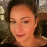Özlem Tokaslan Instagram - Bugünü Sabahattin Kudret AKSAL’ın “Okul Dışı” adlı şiiriyle sonlandıralım: OKUL DIŞI Bakın şimdi şu sayacağım şeylerin Okulu yok. Gökyüzünde rastgele bir bulut parçası için Körükörüne tutkunluğun, Ağacın birine durup dururken abayı yakmanın, Sigara içmekten Kibrit çakmaktan alacağınız keyfin, Okulu yok. Yaz geceleri cırcır böceklerini Dinlemeyi bilmenin de okulu yok. Okulu yok ekmeği peyniri domatesi Küçümsememenin, Sözün sazın oyanın yazmanın, Halisini seçmenin, Daha buna benzer nice Nice şeyin okulu yok. Ama dilerseniz hepsini öğrenebilirsiniz. Biraz çaba, Yeter