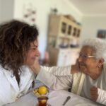 Özlem Tokaslan Instagram - Annem.. Sensiz bir anneler gününde ne yapacağımı bilmiyorum.Zaten sen gittiğinden beri hiç bilmediğim ve tanımadığım bir dünyada yeniden deneyimliyorum hayatı.Fena anne, çok fena.Gidişinin tam istediğin gibi olması dışında hiç teselli yok.Özlemin o kadar sonsuz ve derin bir boşluk, kalbimin içinde esen, her zerresini acıtan rüzgarı tarif edemedim hiç kimseye.. Hıdırellezde gül ağacına maniler halinde yazdığım dilekleri asmadım mesela, taşlarla çizmedim hayalimdeki evi.Bereket için kumaşla diktiğin bozuk para da yok.. Kokun yok, dansımız yok,şarkımız yok,kahvaltıda birbirimize sarılışımız yok,yollara düşüp şarkılar söyleye söyleye türlü serüvenlere atılmak yok!Anneler Günü’nde kucağına koyacağım çiçekleri seçmek yok.Hep yanımda, hep arkamda koca bir dağ gibi, deniz gibi durdun.Beni hiç yalnız bırakmadın.Kavgamız bile şahaneydi.İyi ki benim annem sendin!Eşsiz bir İzmir hanımefendisi Yaşar Ayten Tokaslan.. Zira ben çok yalnızım.Anne sen sadece annem değil, benim küçük kızım;gözlerime bakıp yanındaysam kendini güvende hisseden küçücük çocuğumdun.Hem kızın, hem annen olarak bu sensiz geçen ilk “Anneler Günü”nde hiç bilmediğim, hiç deneyimlemediğim bir acının içine düştüm.Bedbahtım.. Senden aldığım mitokondriler beni ayakta ve zinde tutup, kır çiçeklerine doğru sürükleyecek biliyorum.Hep aşk ile, coşku ile çınlatacaksın dört bir yanımı.. Ve ben senin için bir şarkı seçip, en içten ve en güzel halini yüreğimde bulana kadar o şarkıyı söyleyeceğim..Hep beni duy diye… “Anneler Günü”müz kutlu olsun benim canım annem, canım kızım🌹♥️ Herkesin anneler günü kutlu olsun💐