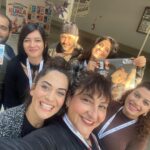 Özlem Tokaslan Instagram - Bu şahane ekibe bu şahane organizasyon için çok teşekkür ederiz♥️🥰Tarsus’ta sahne almak,oyunumuzu sergilemek büyük bir mutluluk ve onurdu.Nicelerinde buluşmak ümidiyle emeği geçen herkese teşekkür ederiz @tarsussehirtiyatrosu_ @tarsusbelediyesi @tarsussehirtiyatrosu_ @muratcapar_ @derasyam @akcicekemre