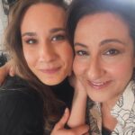Özlem Tokaslan Instagram - Ana-kız oynamak öyle bir duygu ki..Güzel Selin’im.. @selkahraman @aldatmakdizi #aldatmak #ilknur&zeliş