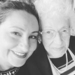 Özlem Tokaslan Instagram - Dünyanın en güzel kıyısında yaşanmış, en güzel anne kız hikayesi… Acının, girdabın, öfkenin, neşenin, eğlencenin, zarafetin, yaşamı inatla sevmenin, güzelliği yaratmanın ve yaymanın en ihtişamlısını yaşayan ve yaşatan yüreğin, gidişinin ardından yalnızlığın da en ihtişamlısını yaşamama neden oldu. Ben bin kere yeniden doğsam yine senin kızın olmak isterim. Şimdi seninle ağaçların ve kuşların şarkısını dinlediğimiz yerdeyim. Belki 50 yıldır hep birlikte gülümsediğimiz yerde. Ahmet Amca gelip “Gözyaşları ruhun çiçeklerini besler, tutma kızım, bırak dökülsün.” dedi. Bir de”Ölüm Allah’ın emri, ayrılık olmasaydı.” dedi… ”Ben sana ne diyeyim? Sevgi ve saygı derdin hep anne; her yerdesin; sevgisin, saygısın, hürmetsin anne♥️ Aşksın anne. ”Bizim İzmir” yasta…🌹