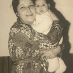 Özlem Tokaslan Instagram - Annem; İmbattır, yasemindir, hanımelidir… İzmirdir benim annem… Yaşamanın tadını çıkarmayı, haksızlık gördüğüm zaman delirmeyi, yoklukta da, varlıkta da ayakta kalmayı, yuvayı bereketli ve şen kılmayı, komşuluğu, düğme dikmeyi, dikişi, nakışı, adabı, olduğum gibi görünmeyi, göründüğüm gibi olmayı, Atatürkçü bir cumhuriyet kadını olmayı annemden öğrendim ben! Merhameti, en kötü ve zor durumda bile mücadeleyi, aşkı ve savaşı; ben İzmir olmayı annemden öğrendim. İyi ki senin kızın oldum anneciğim. İyi ki… Seni deliler gibi seviyorum… Canım annem yolun açık olsun…